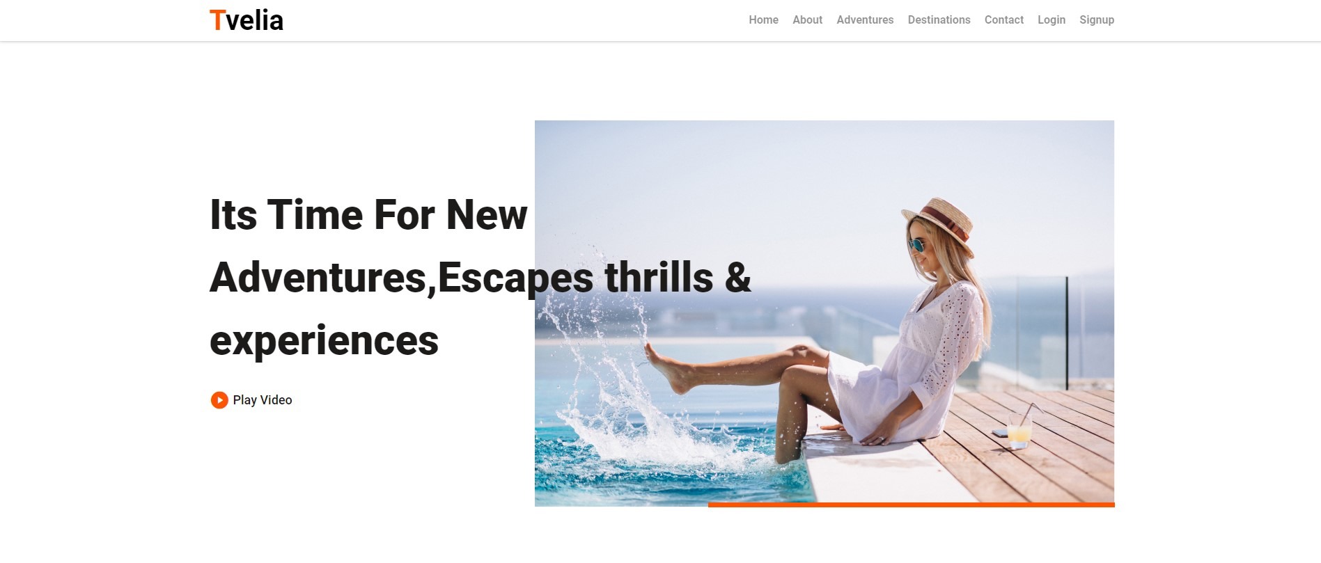 Kobieta w białej sukience i kapeluszu pluska nogami w basenie z drinkiem obok, na tle morza.