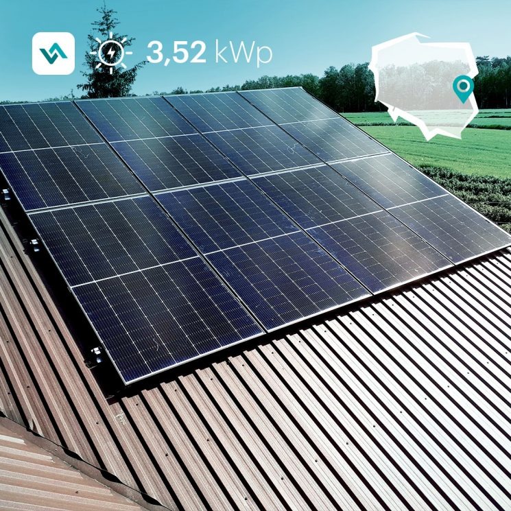 Panele słoneczne o mocy 3,52 kWp zamontowane na brązowym dachu blaszanym, z wizualizacją mapy Polski i zielonym otoczeniem.
