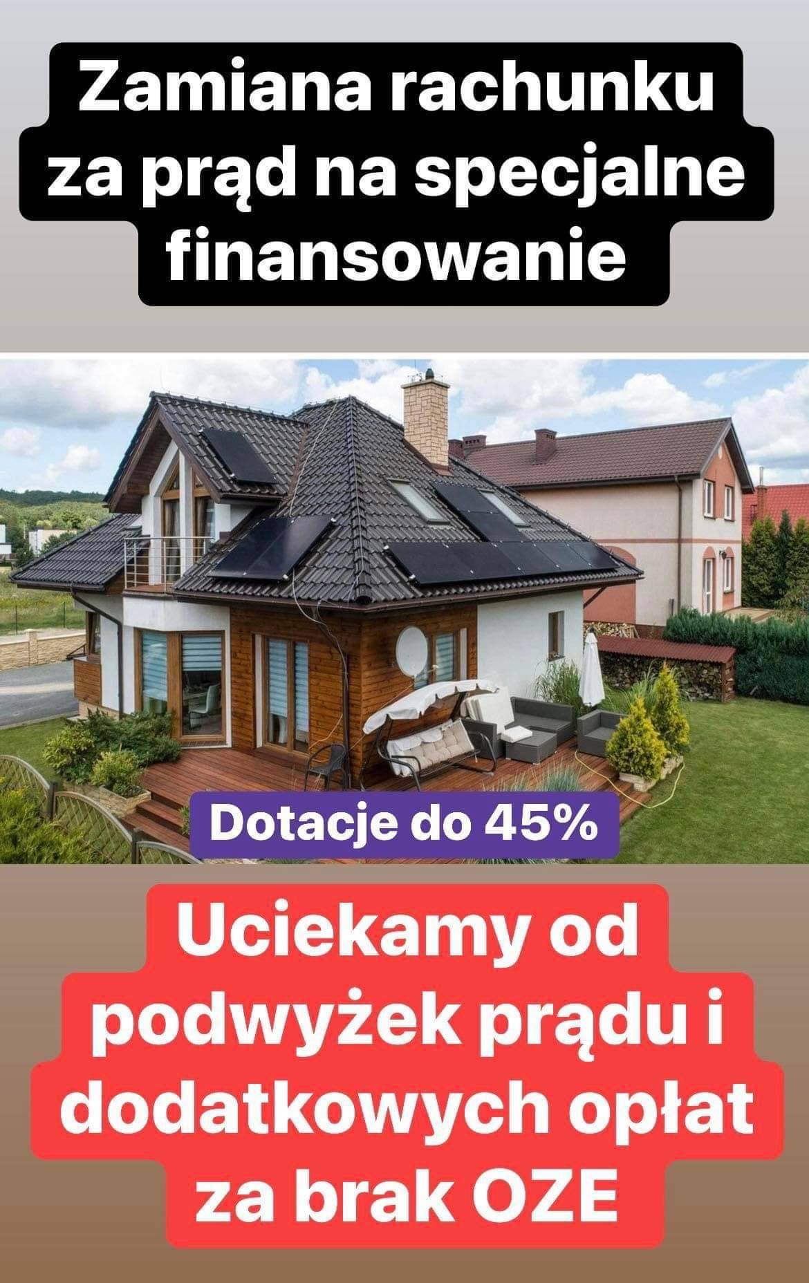 Dom jednorodzinny z brązową dachówką i panelami słonecznymi na dachu, otoczony zielonym trawnikiem i roślinnością, widoczny z poziomu gruntu, z hasłami reklamowymi nakładającymi się na obraz.