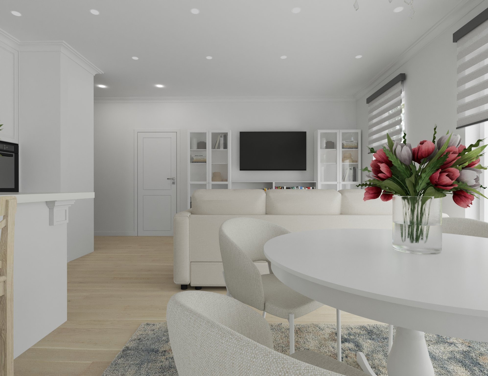 Jasne, przestronne wnętrze w minimalistycznym stylu: białe ściany, drewniana podłoga, sofa, telewizor, regały i okno z żaluzjami. Na pierwszym planie okrągły, biały stół z bukietem czerwono-białych...