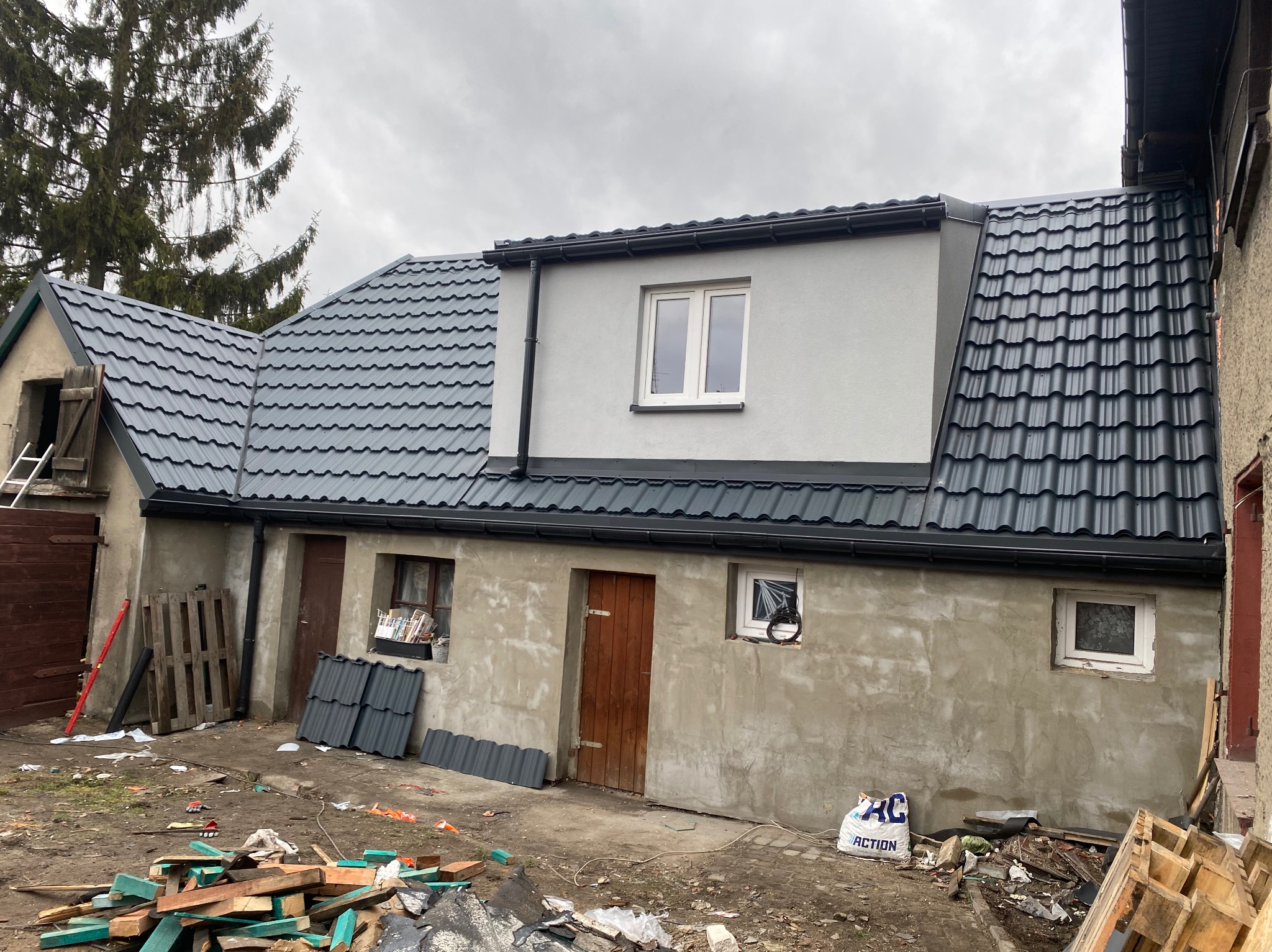 Zastąpienie nową konstrukcja , lukarną oraz pięknym pokryciem dachowym Blachodachówka Enigma