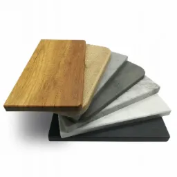 Próbki parapetów z różnego rodzaju drewna i materiałów kompozytowych ułożone warstwowo na białym tle.