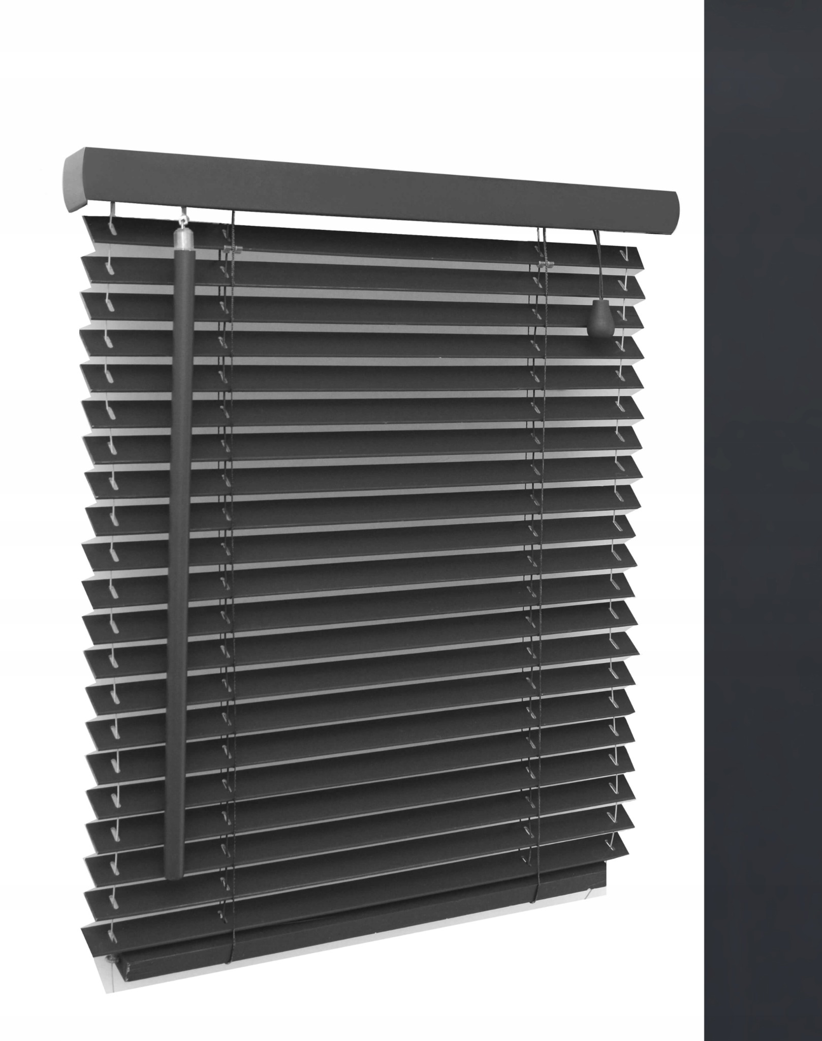 Ciemnoszare żaluzje poziome z mechanizmem sznurkowym, częściowo zasłonięte, na białym tle.