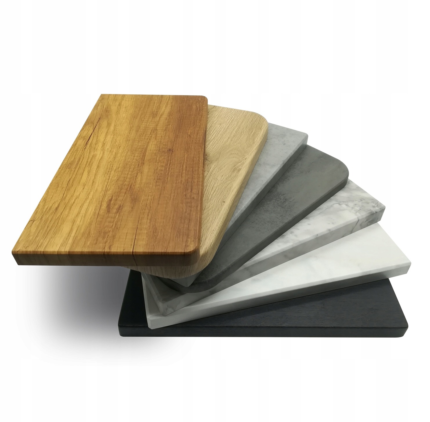 Próbki parapetów z różnego rodzaju drewna i materiałów kompozytowych ułożone warstwowo na białym tle.