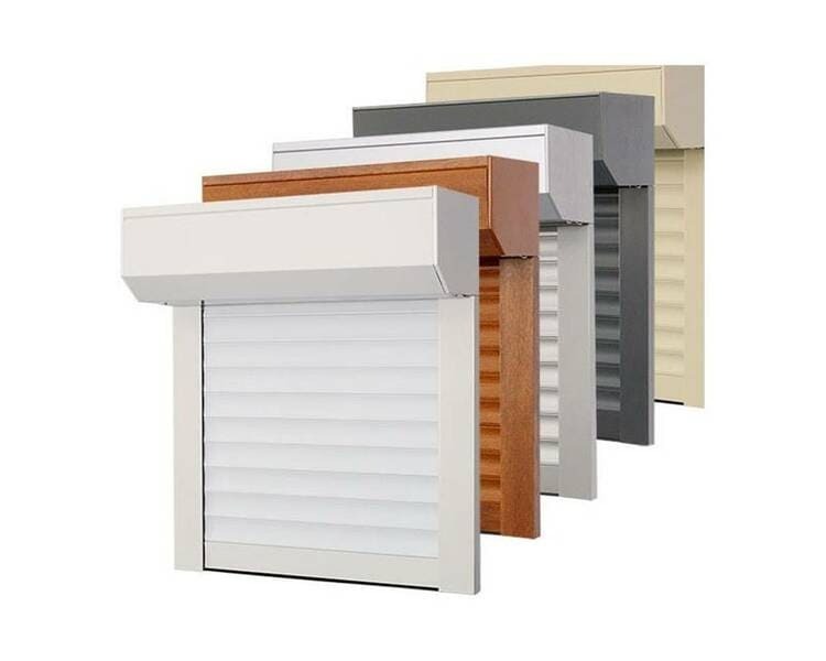 Prezentacja różnych kolorów i materiałów zewnętrznych rolet okiennych, ustawionych obok siebie na białym tle.