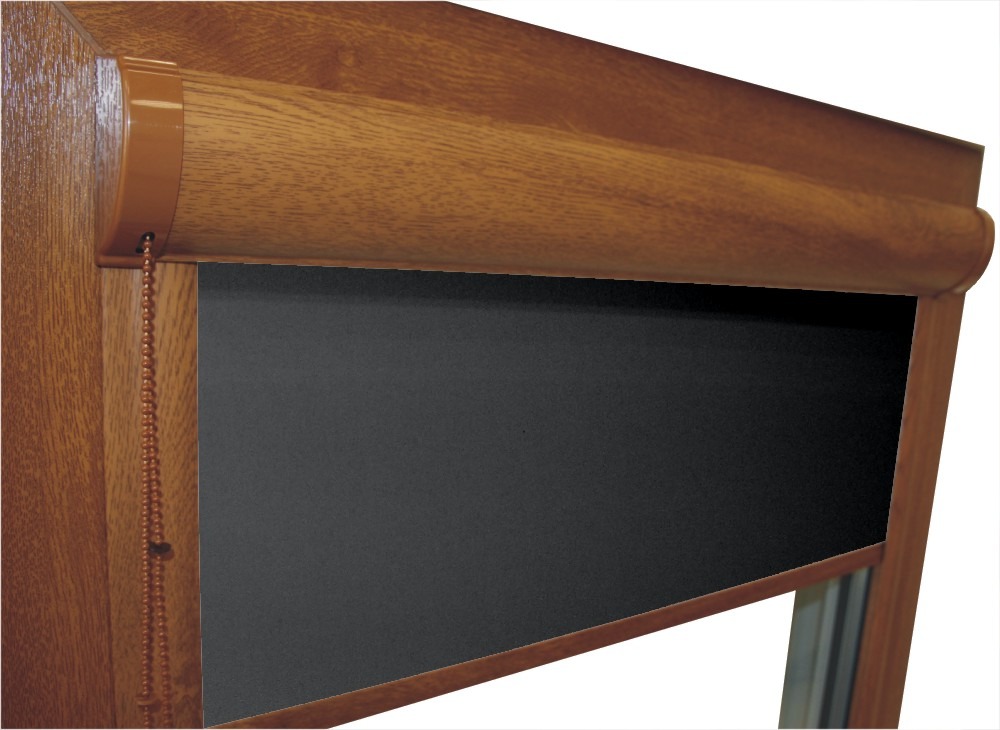 Drewnopodobna roleta zewnętrzna z czarnym materiałem, zwinięta do połowy okna, z widocznym łańcuszkiem sterującym po lewej stronie.