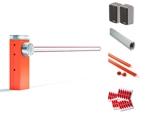 Zestaw do montażu szlabanu automatycznego: pomarańczowy słupek z ramieniem, dwa głośniki, aluminiowa szyna, akcesoria montażowe i naklejki ostrzegawcze na białym tle.