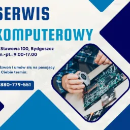 Mężczyzna w koszuli w kratę trzyma wentylator nad płytą główną komputera, na tle grafiki reklamowej z adresem i numerem telefonu serwisu.