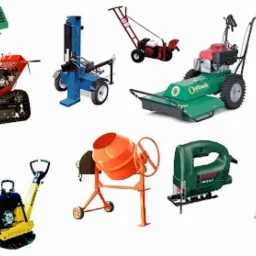 Kolekcja różnorodnych maszyn i narzędzi budowlanych oraz ogrodniczych na białym tle, w tym betoniarka, zagęszczarka, wiertnica glebowa i kosiarka bijakowa.