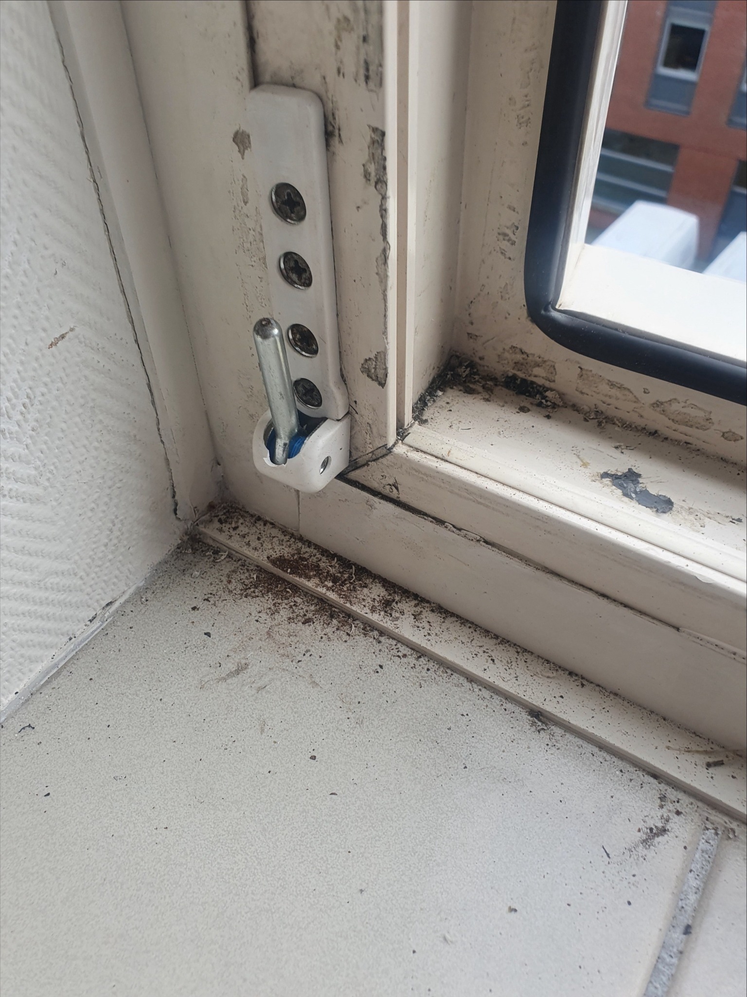 Wymiana dolnego zawiasu profil PVc