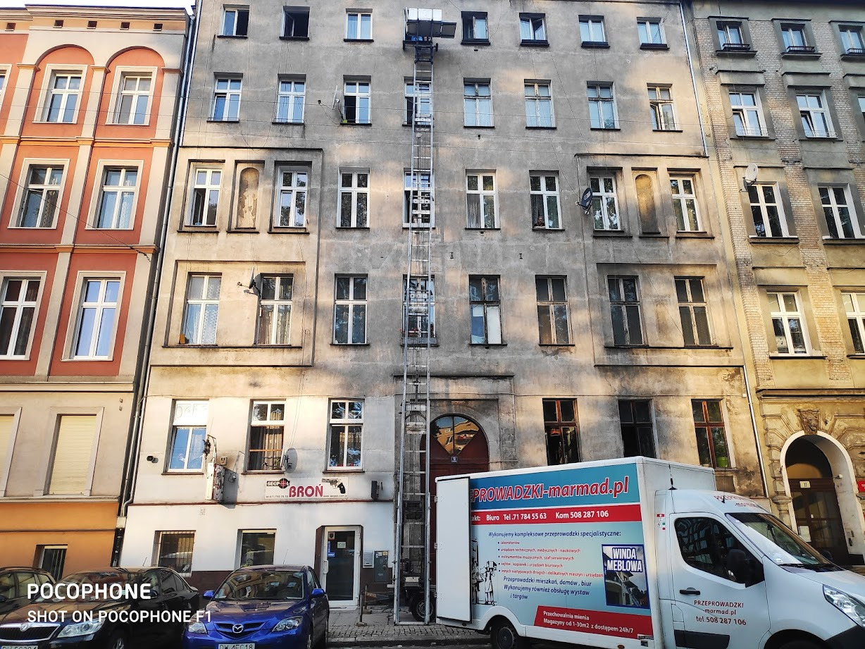 Do wysokich pieter używamy windy meblowej