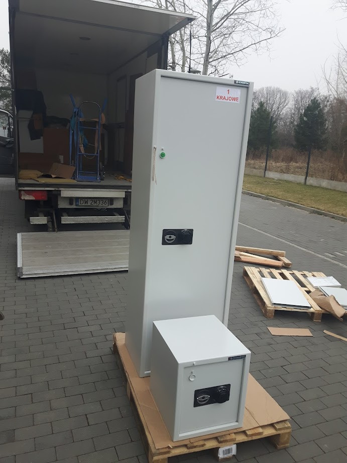 Czasami i sejfy wraz z montażem .