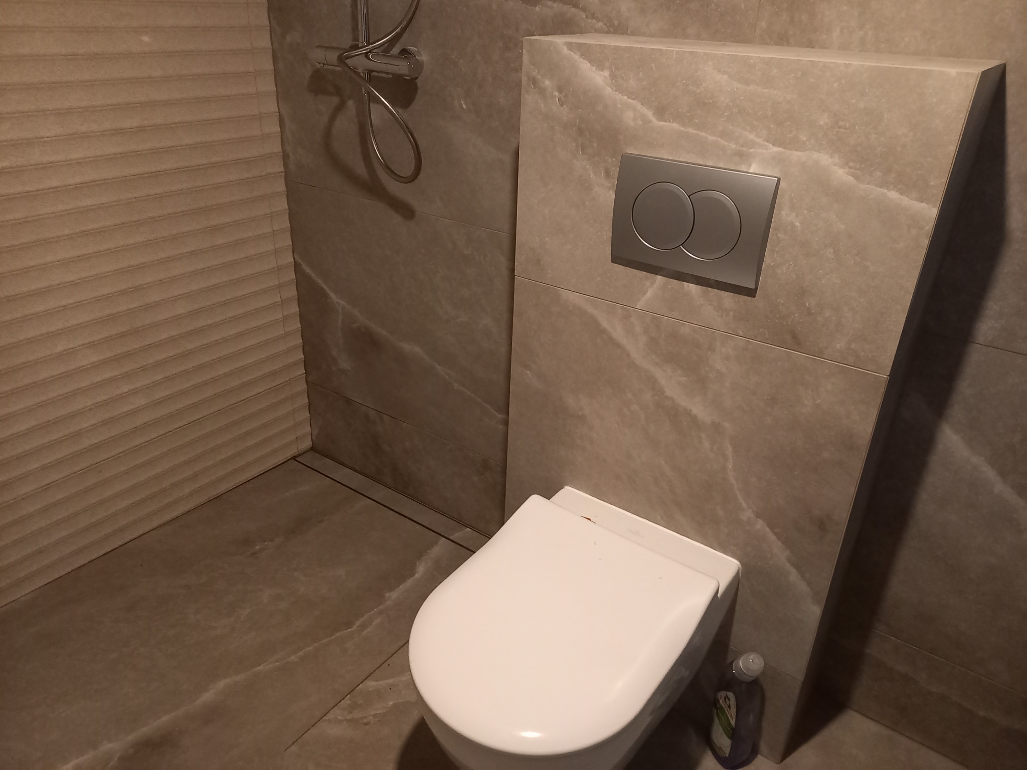 Wykonanie zabudowy z płyt gk, układanie płytek oraz montaż armatury