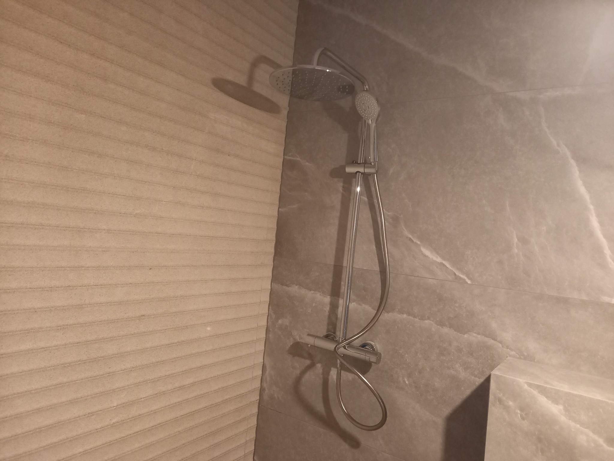 Układanie płytek i montaż armatury w całej łazience