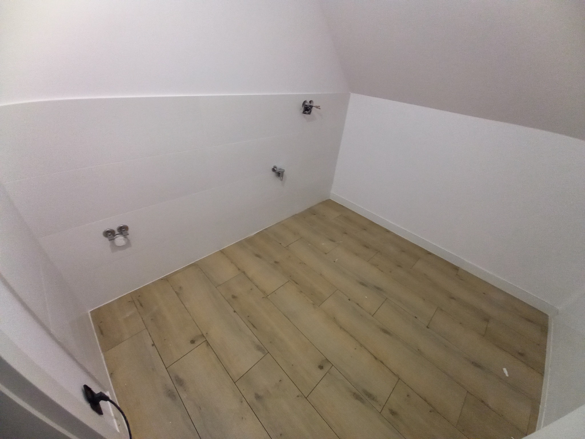 Ułożenie płytek podłogowych oraz ściennych w pomieszczeniu