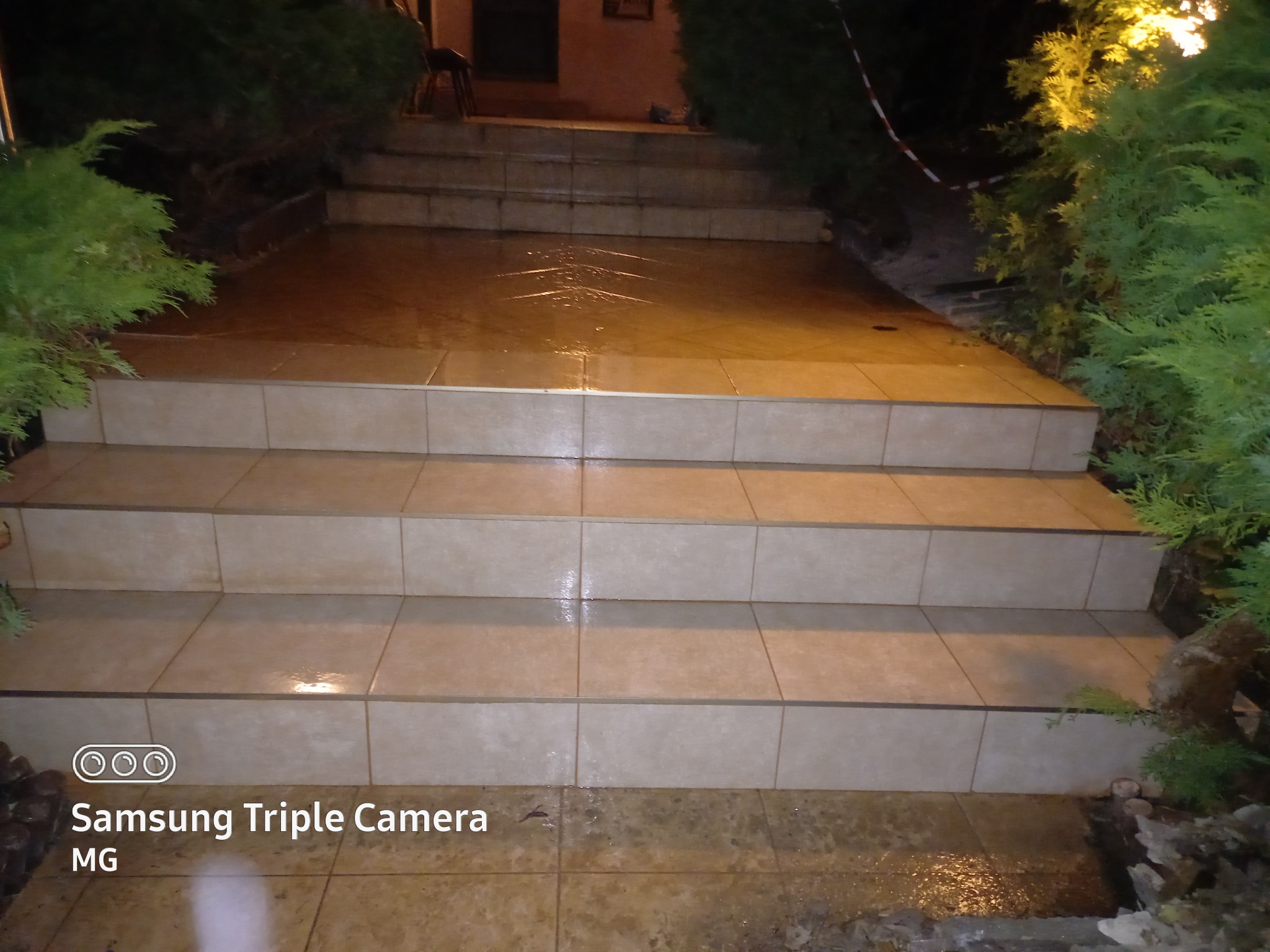 Po generalnym remoncie schodów i położeniem nowych płytek