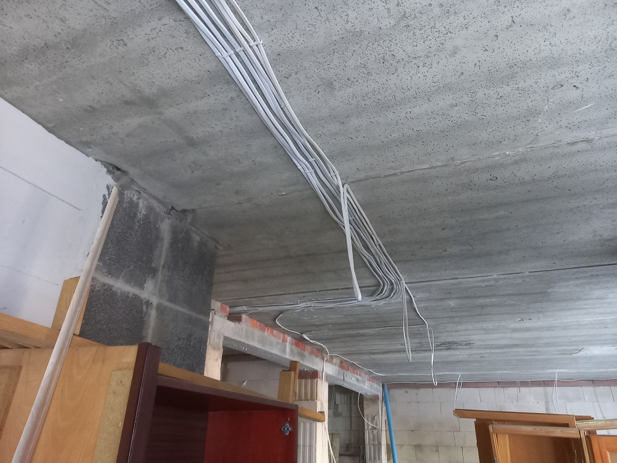 Układanie instalacji elektrycznej montaż gniazdek włączników itp oraz szafy rozdzielczej