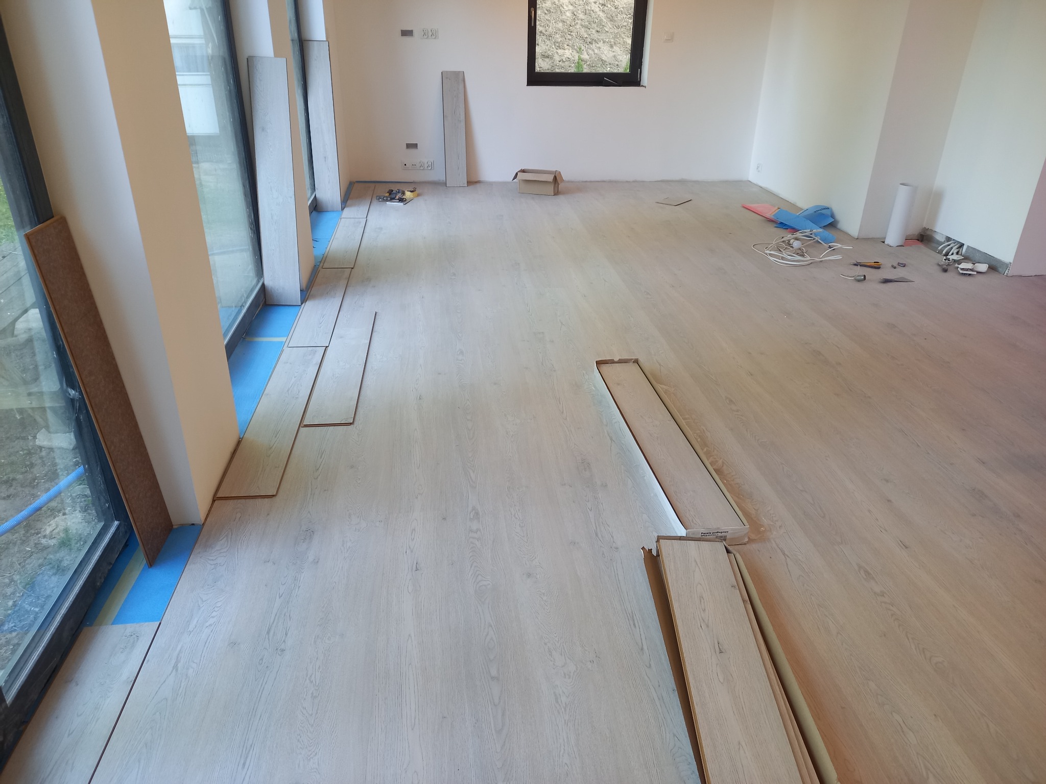 Ukladanie paneli podłogowych