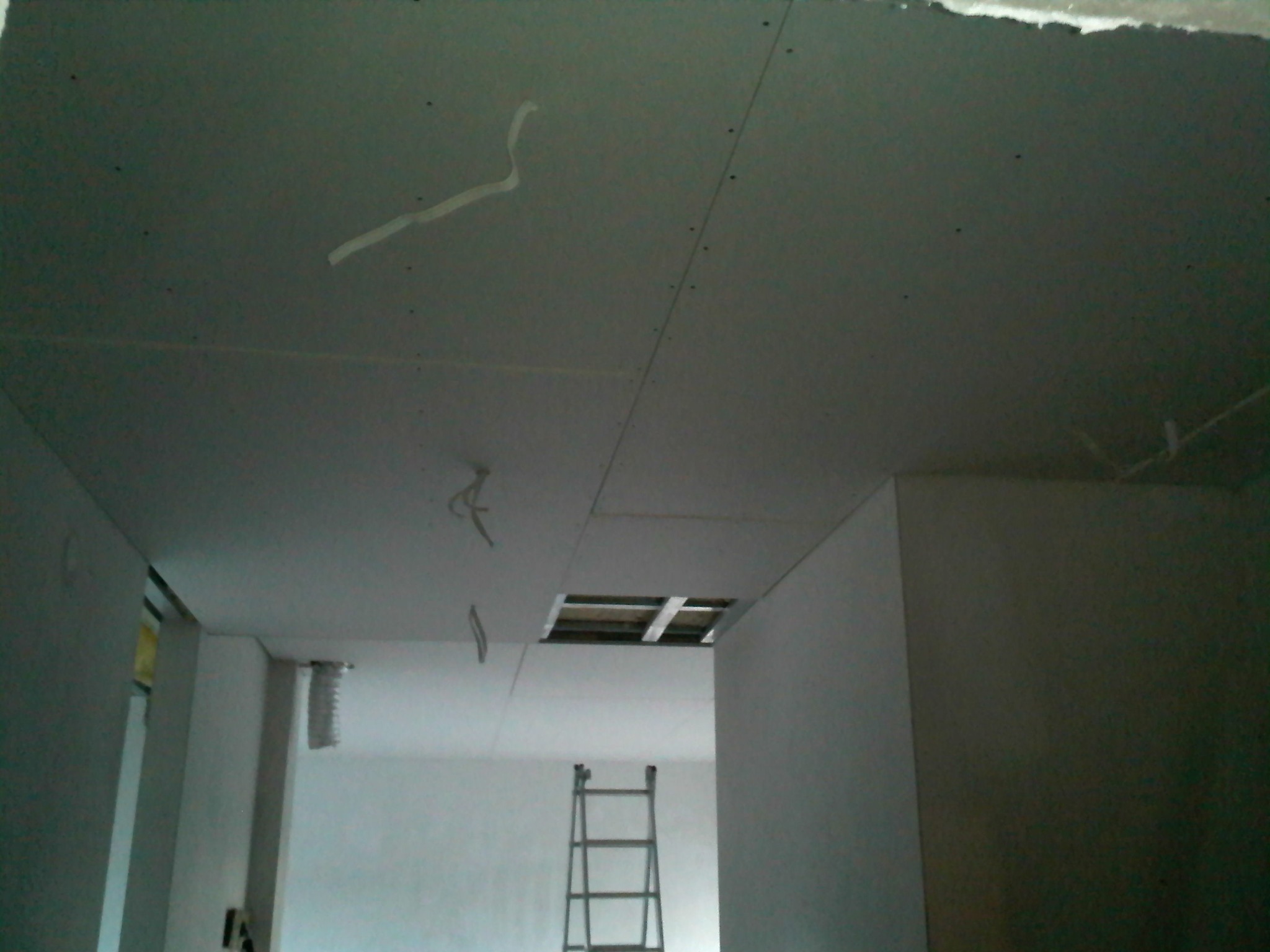 Zainstalowanie sufitu podwieszanego w całym domu oraz szpachlowanie i malowanie