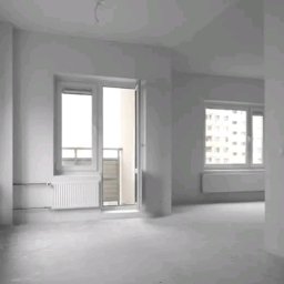 Pawlowolochastyi - Wnętrze mieszkania w Szczecinie po pracach przygotowawczych do malowania, widoczne gładzie na ścianach i suficie, okna z widokiem na budynki.