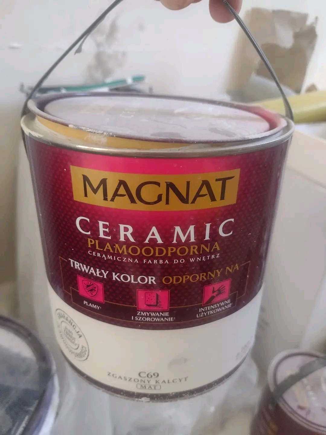 Puszka farby Magnat Ceramic w odcieniu C69 Zgaszony Kalcyt, prezentująca właściwości plamoodporne, zmywalne i odporne na intensywne użytkowanie.