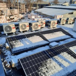 Opal-House - Instalacja paneli fotowoltaicznych i klimatyzacji na dachu w zimowej scenerii, częściowo pokryte śniegiem, z widocznymi jednostkami zewnętrznymi klimatyzatorów marki Gree.