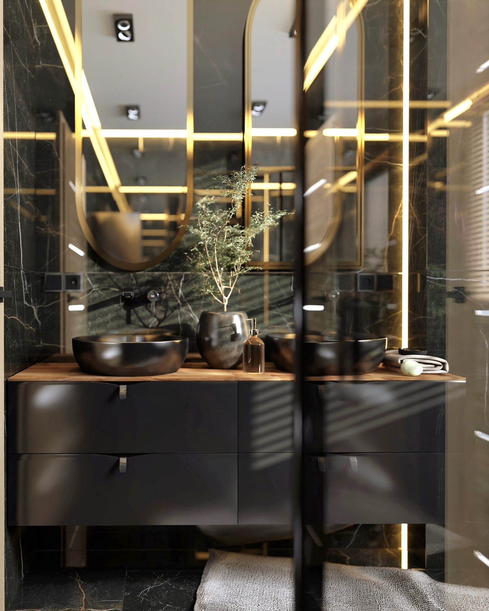 Nowoczesna łazienka z czarnymi umywalkami nablatowymi, drewnianym blatem i marmurowymi ścianami z podświetleniem LED, uzupełniona rośliną w doniczce i dozownikiem mydła.