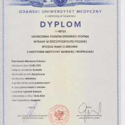 Skan dyplomu ukończenia studiów magisterskich na kierunku dietetyka, wydany przez Gdański Uniwersytet Medyczny, z pieczęciami i podpisami Dziekana i Rektora.