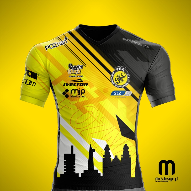 Żółto-czarna koszulka sportowa z nadrukiem logotypów sponsorów, herbu klubu żużlowego PSŻ Poznań i sylwetki miasta, na jednolitym żółtym tle.