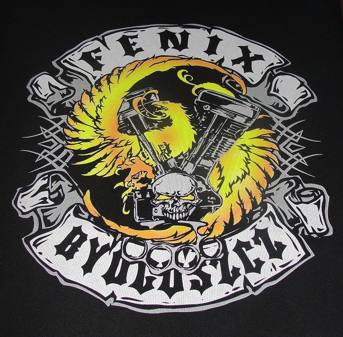 Czarny materiał z nadrukiem: płomienny feniks z silnikiem motocyklowym i czaszką, otoczony wstęgami z napisem 'FENIX' i 'BYDGOSZCZ'.