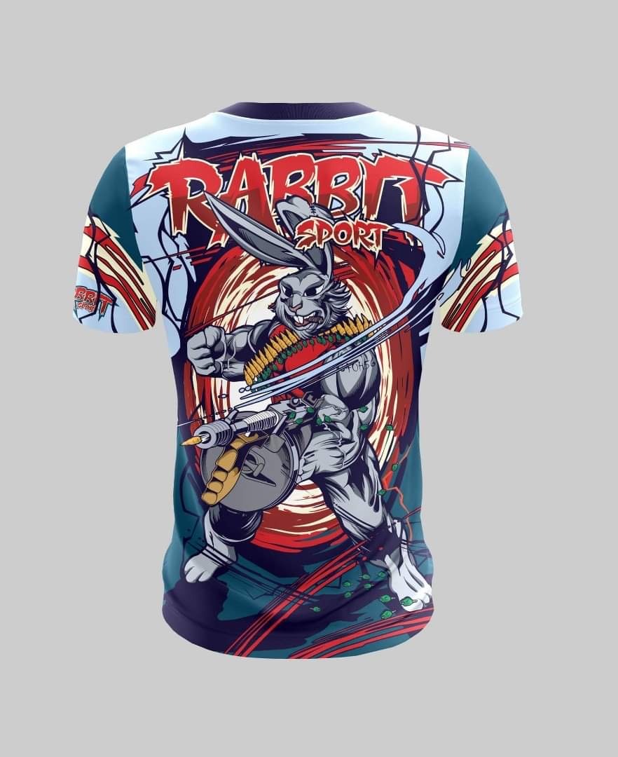 Koszulka sportowa z nadrukiem komiksowego królika-wojownika z bronią i amunicją, na tle dynamicznych czerwono-niebieskich linii.