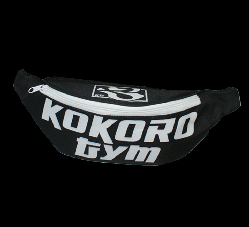 Czarna saszetka biodrowa z białym suwakiem i nadrukowanym logo 'KOKORO Gym' na czarnym tle.