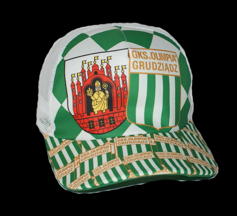 Czapka z daszkiem w biało-zieloną kratę z herbem i nazwą klubu sportowego GKS Olimpia Grudziądz, na czarnym tle.