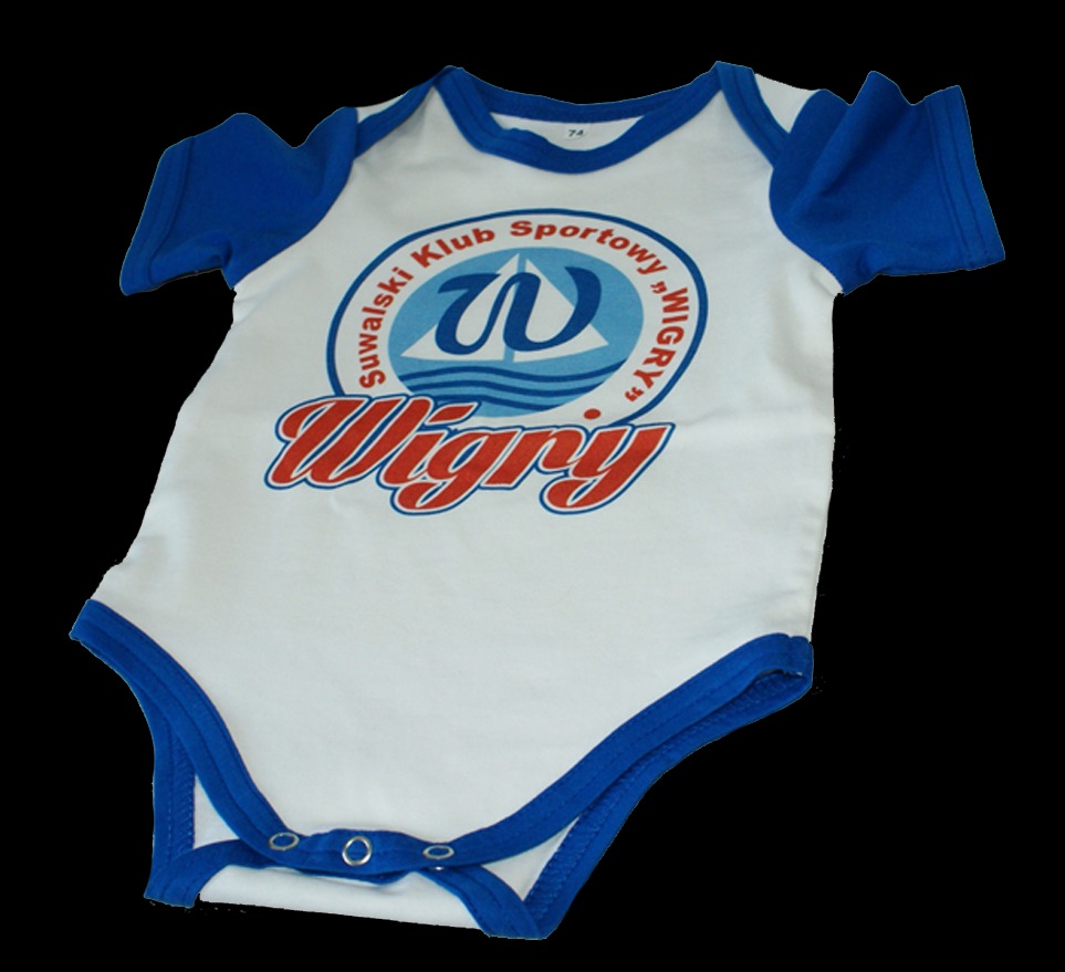 Białe niemowlęce body z niebieskimi rękawkami i nadrukiem logo Suwalskiego Klubu Sportowego 'Wigry' z motywem żaglówki.
