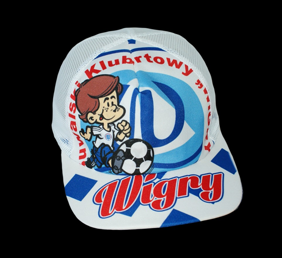 Biała czapka typu trucker z siateczką, z nadrukiem postaci z kreskówki grającej w piłkę nożną i napisem 'Wigry' na daszku.