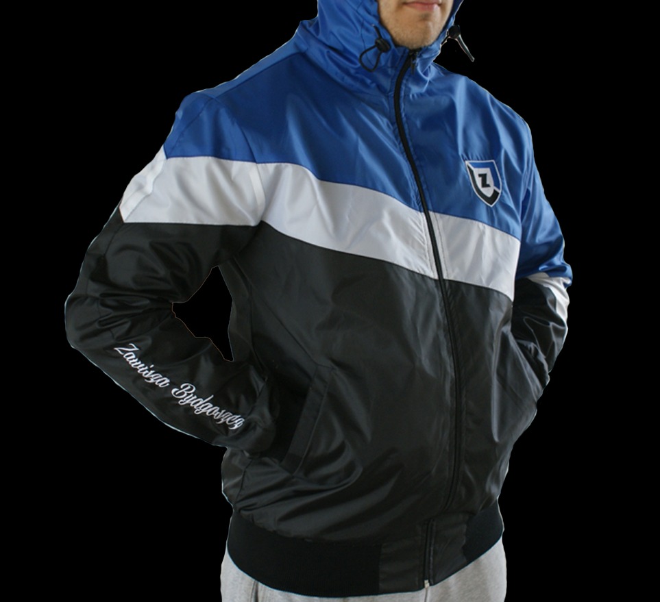 Niebiesko-biało-czarna kurtka z kapturem i logo na piersi, z napisem 'Zawisza Bydgoszcz' na rękawie, na czarnym tle.