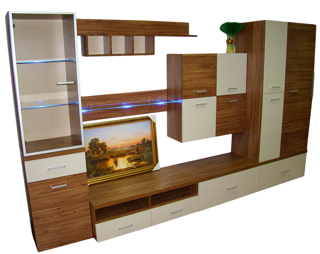 Zestaw mebli pokojowych z drewnianymi i kremowymi frontami, oświetleniem LED i obrazem w złotej ramie.