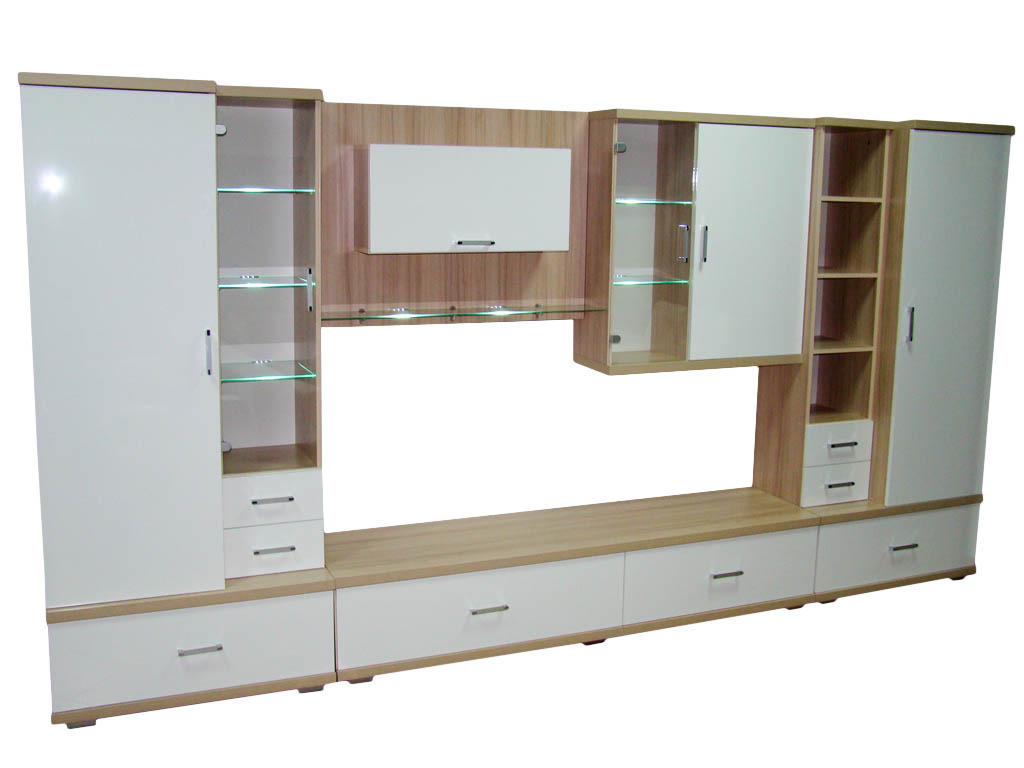 Nowoczesna zabudowa meblowa z białymi frontami i elementami w kolorze jasnego drewna, z szklanymi półkami podświetlanymi od dołu, widoczne szuflady z metalowymi uchwytami.