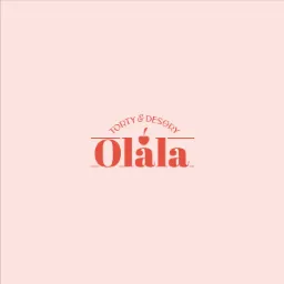 Minimalistyczne logo 'Olala' dla tortów i deserów, w odcieniach koralowej czerwieni na jasnoróżowym tle, z wiśnią zamiast kropki nad 'i'.