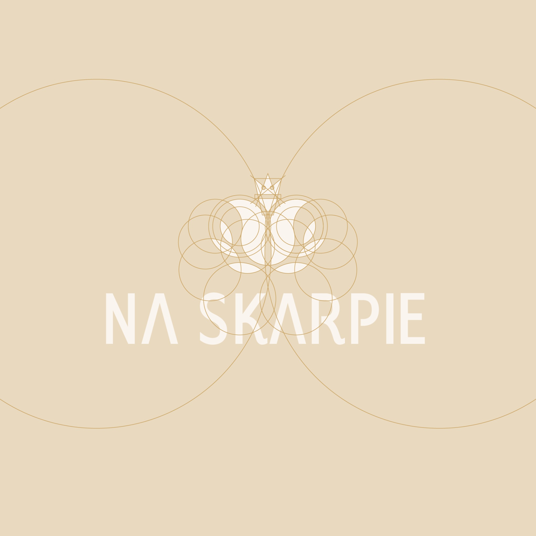 Abstrakcyjne logo firmy 'NA SKARPIE' z geometrycznym motywem korony, zbudowanym z okręgów i linii, na beżowym tle.
