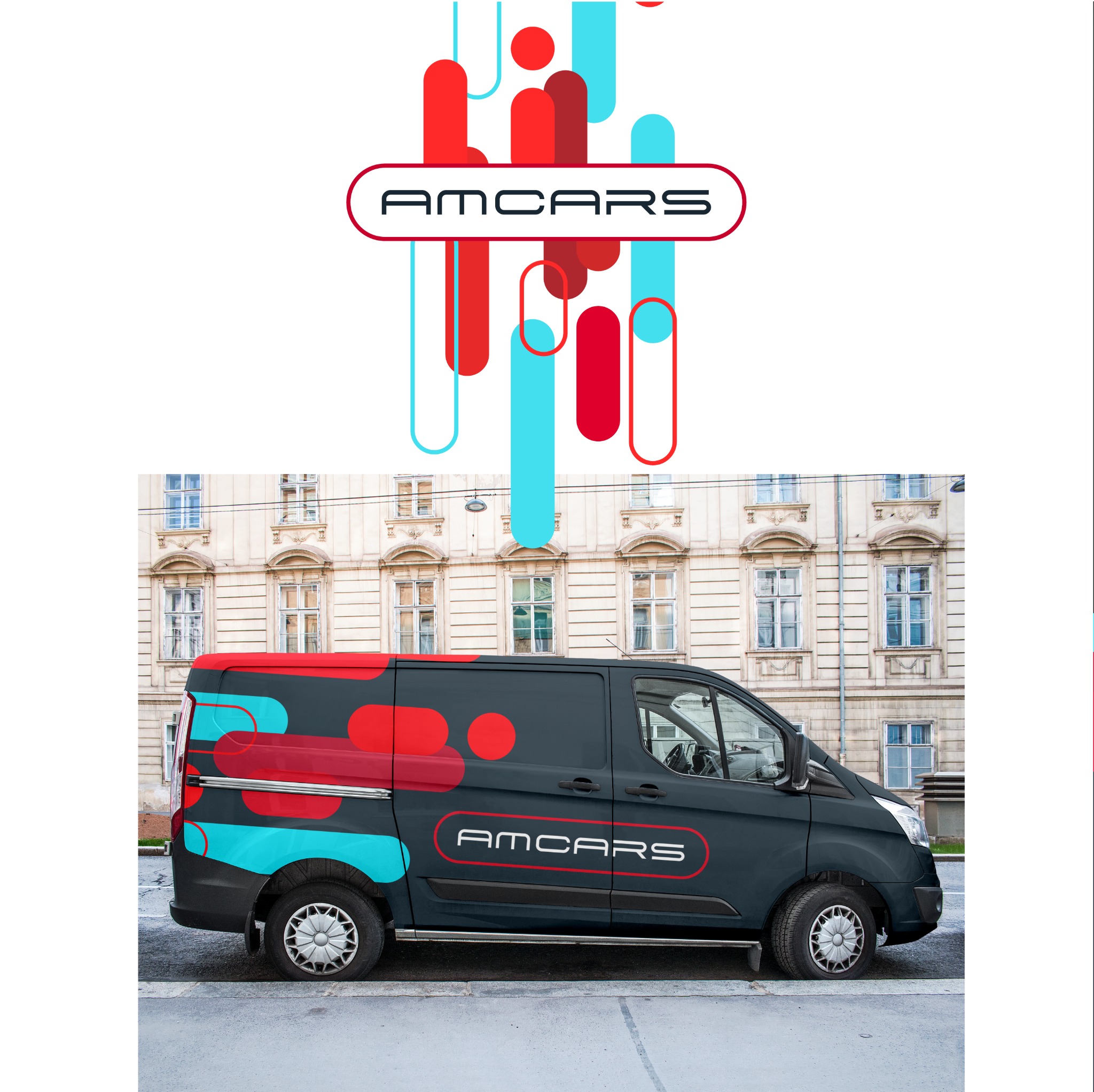 Oklejony samochód dostawczy marki Ford Transit z logo i elementami graficznymi firmy AMCARS na tle kamienicy.