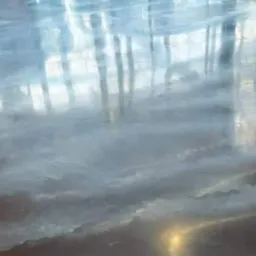 Błyszcząca, gładka powierzchnia podłogi z refleksami okien i drzew, widoczna puszka z farbą w rogu kadru.