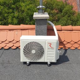 Montaż instalacji klimatyzacji przy wykorzystaniu komina wentylacyjnego.