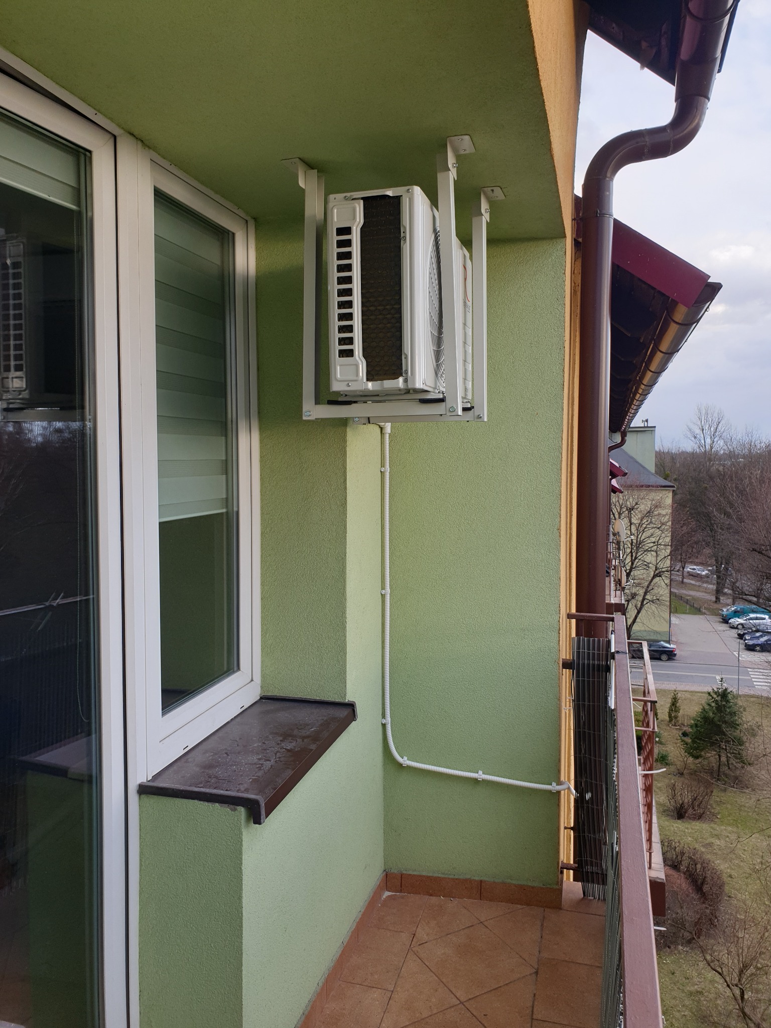 Montaż jednostki zewnętrznej za pomocą wspornika zamocowanego do stropu pozwala zaoszczędzić miejsce na małym balkonie.