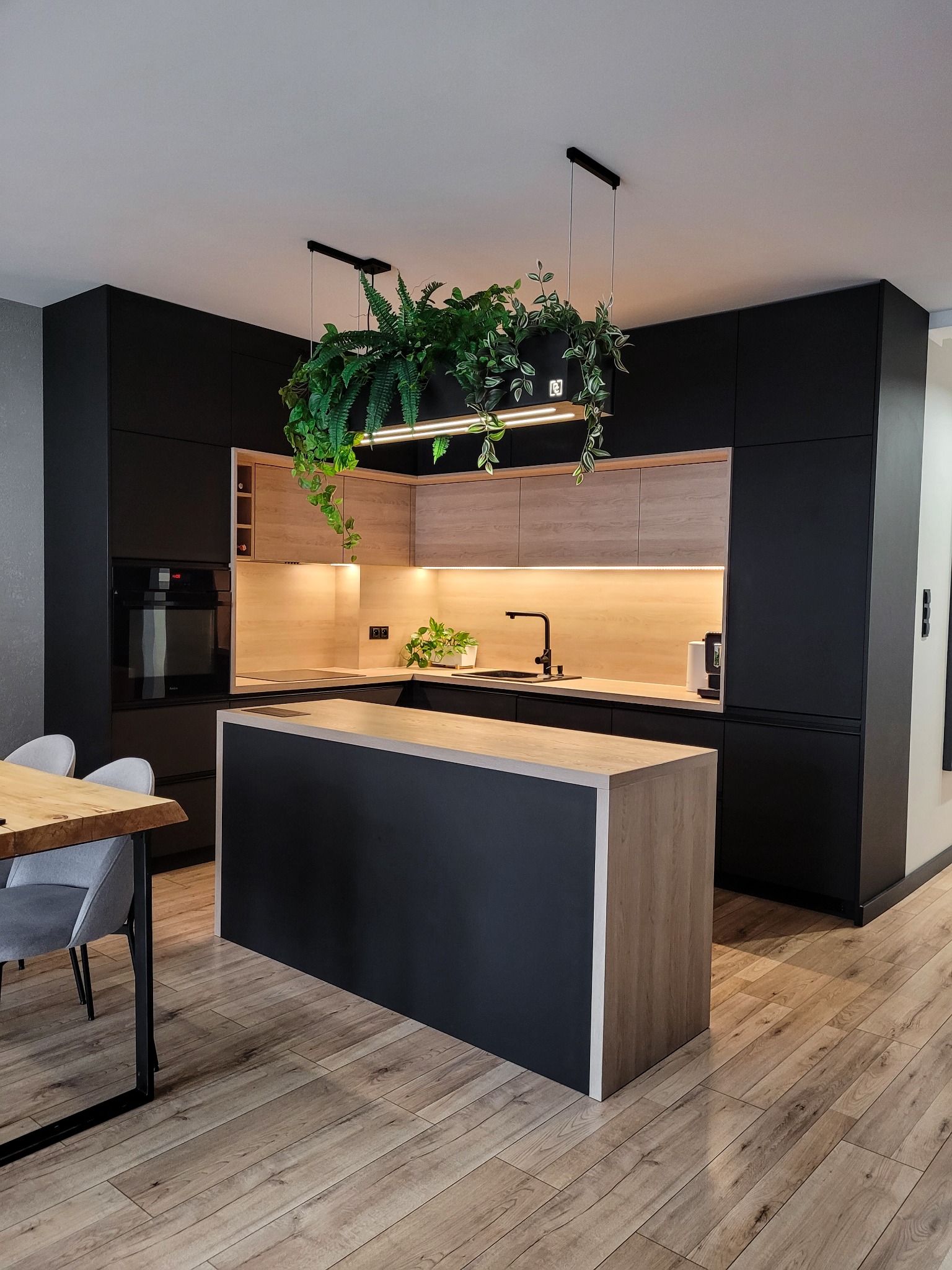 Czarna kuchnia + lampa kwietnik według naszego projektu i realizacji