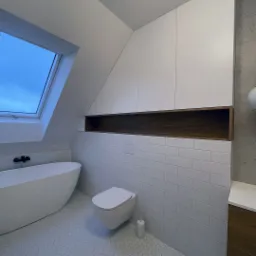 Meble łazienkowe w zabudowie. Mdf lakierowany na półmat, fornir dębowy w kolorze naturalnym.