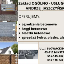 Tablica reklamowa firmy z Mikstatu oferującej ogrodzenia betonowe, kręgi betonowe, bloczki betonowe oraz sprzedaż żwiru, piasku i ziemi. Na tablicy widoczne przykładowe realizacje ogrodzeń betonowych.