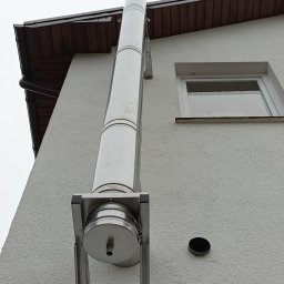 Wentylacja kotłowni. Komin zewnętrzny izolowany z odskraplaczem oraz wyczystką. Wykonano ze stali nierdzewnej.