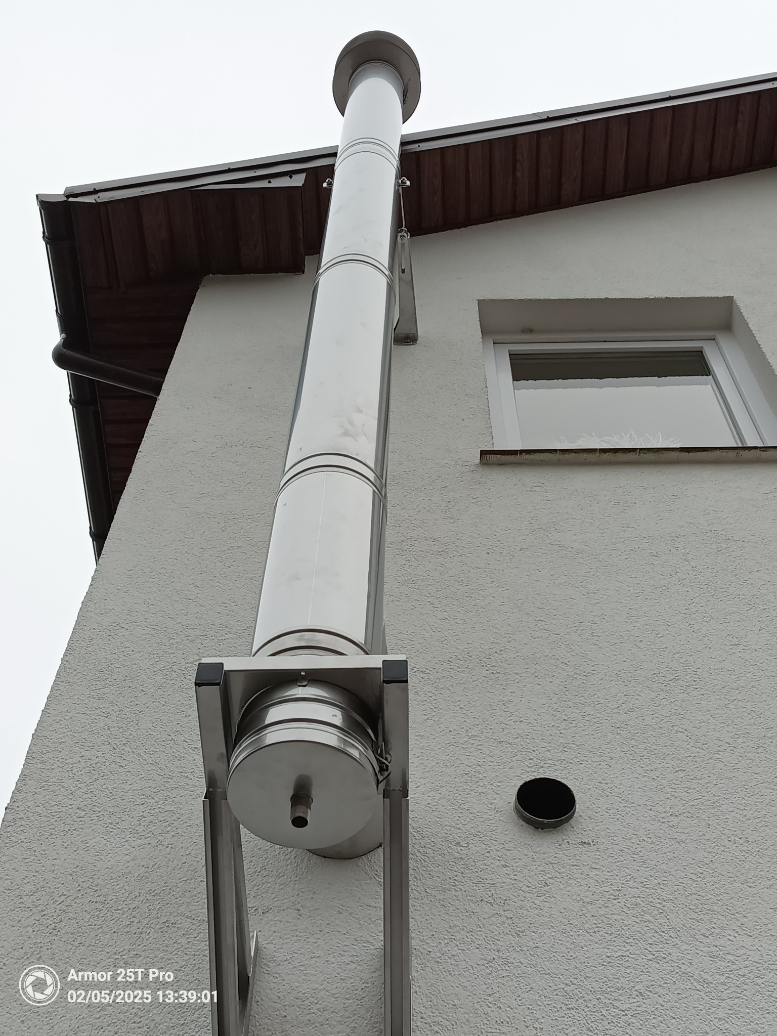 Wentylacja kotłowni. Komin zewnętrzny izolowany z odskraplaczem oraz wyczystką. Wykonano ze stali nierdzewnej.