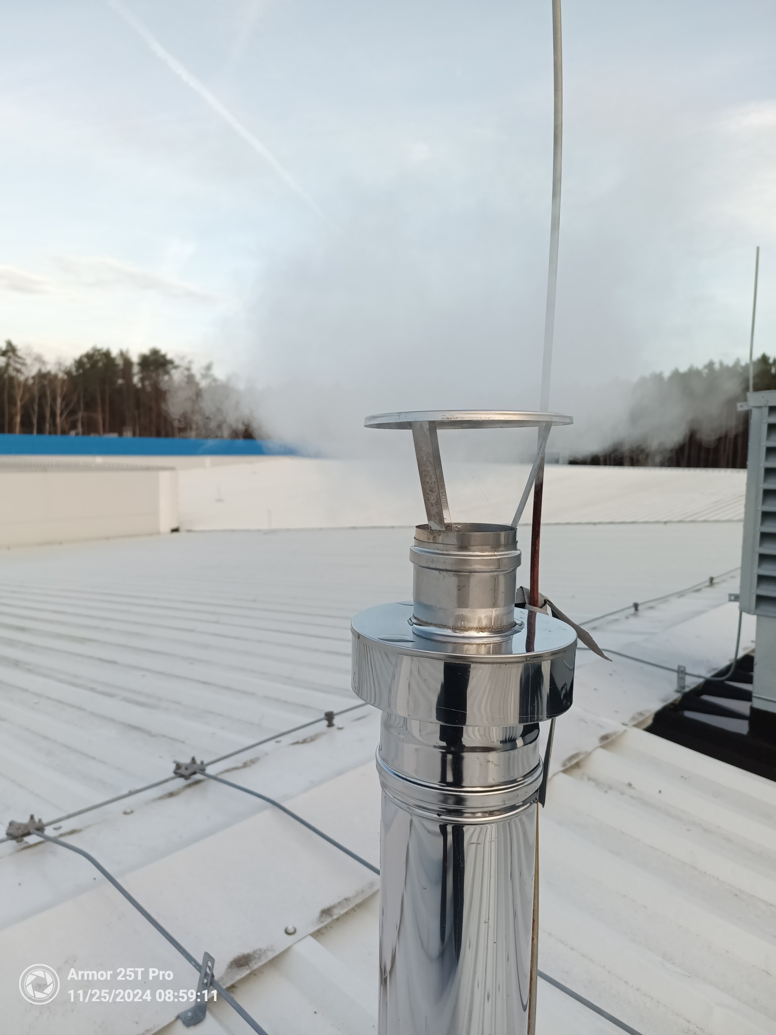 Przewód powietrzno-spalinowy od kotła gazowego.